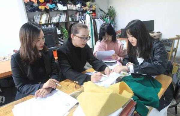 双赢彩票官网：郑州真实的服装私人定制：一套西服上万元两三千元最常见